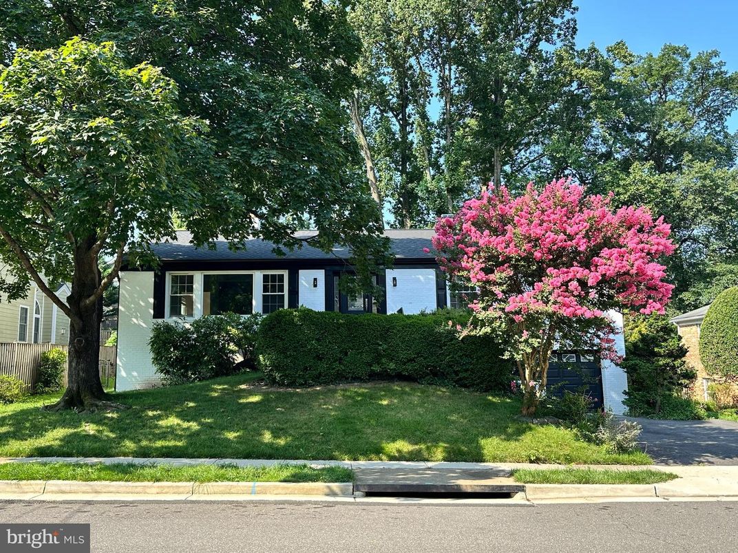 Exterior, Facade, Ranch