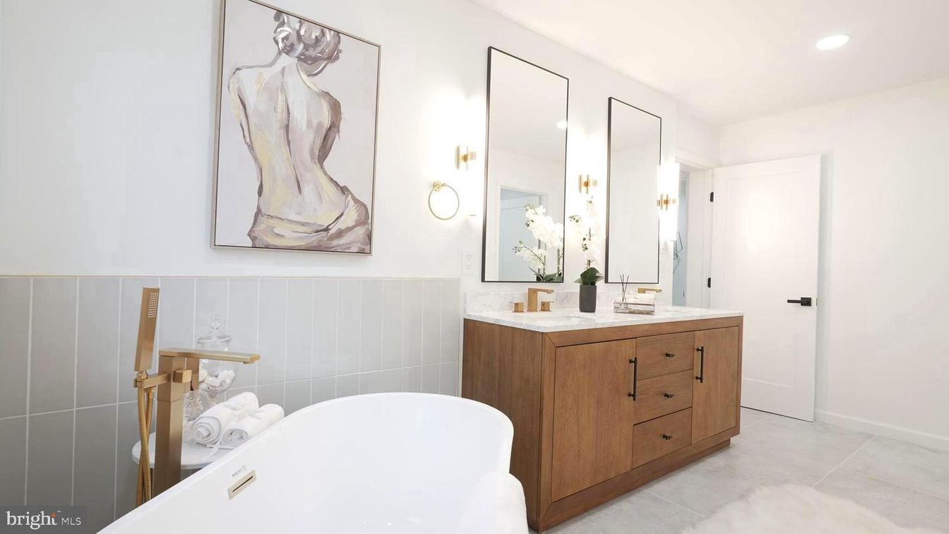 Bathroom, Dual Sink Vanities, Free Standing Baths, Interior, Recessed Lighting