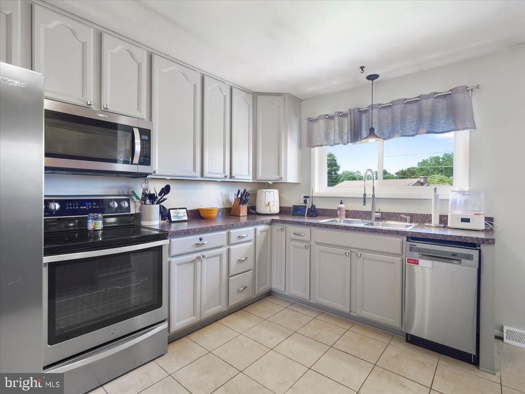 Interior, Kitchen, Pendant Lights, Stainless Steel Appliances