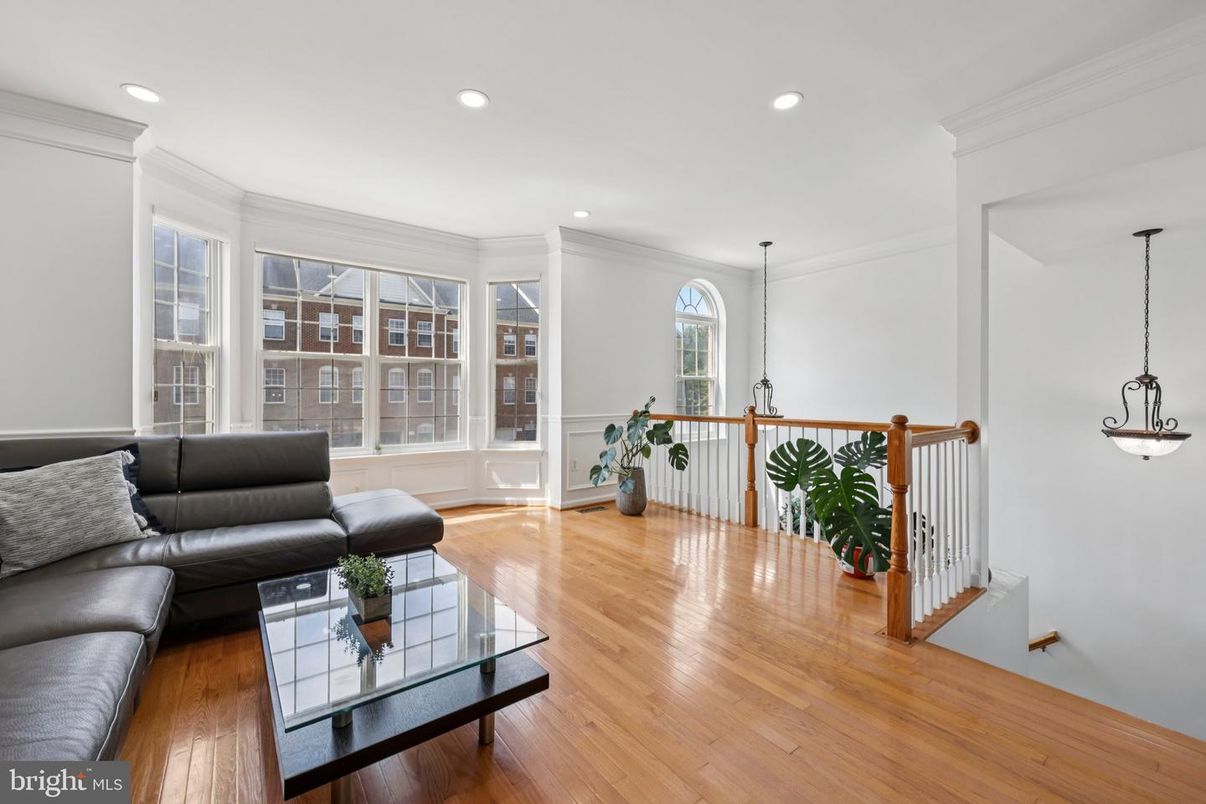 Interior, Living room, Pendant Lights, Recessed Lighting, Wood Texture Flooring