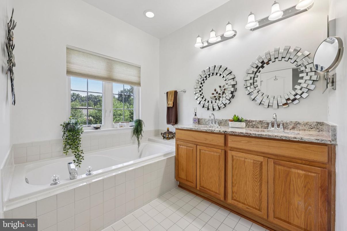 Bathroom, Dual Sink Vanities, Interior, Recessed Lighting