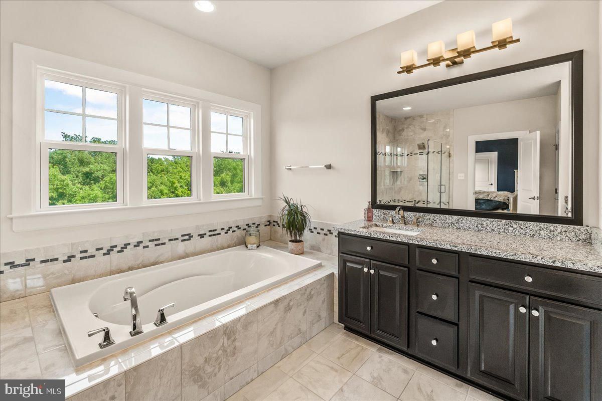 Bathroom, Dual Sink Vanities, Interior, Recessed Lighting