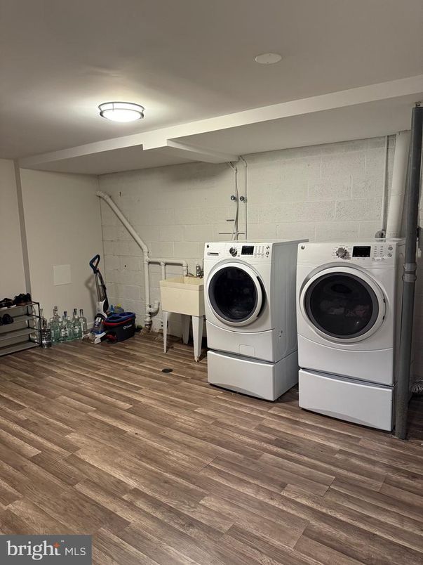 Interior, Washer, Wood Texture Flooring