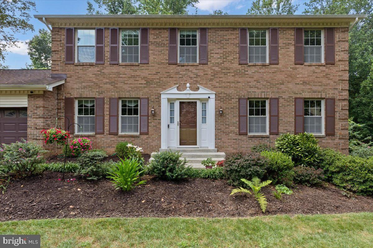 Attached, Exterior, Facade, Brick Facade, Georgian