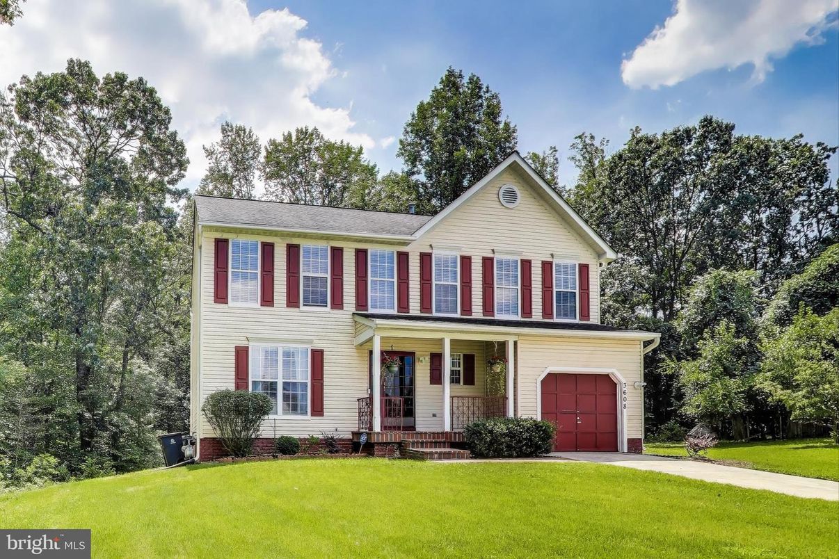 Attached, Exterior, Facade, Farmhouse