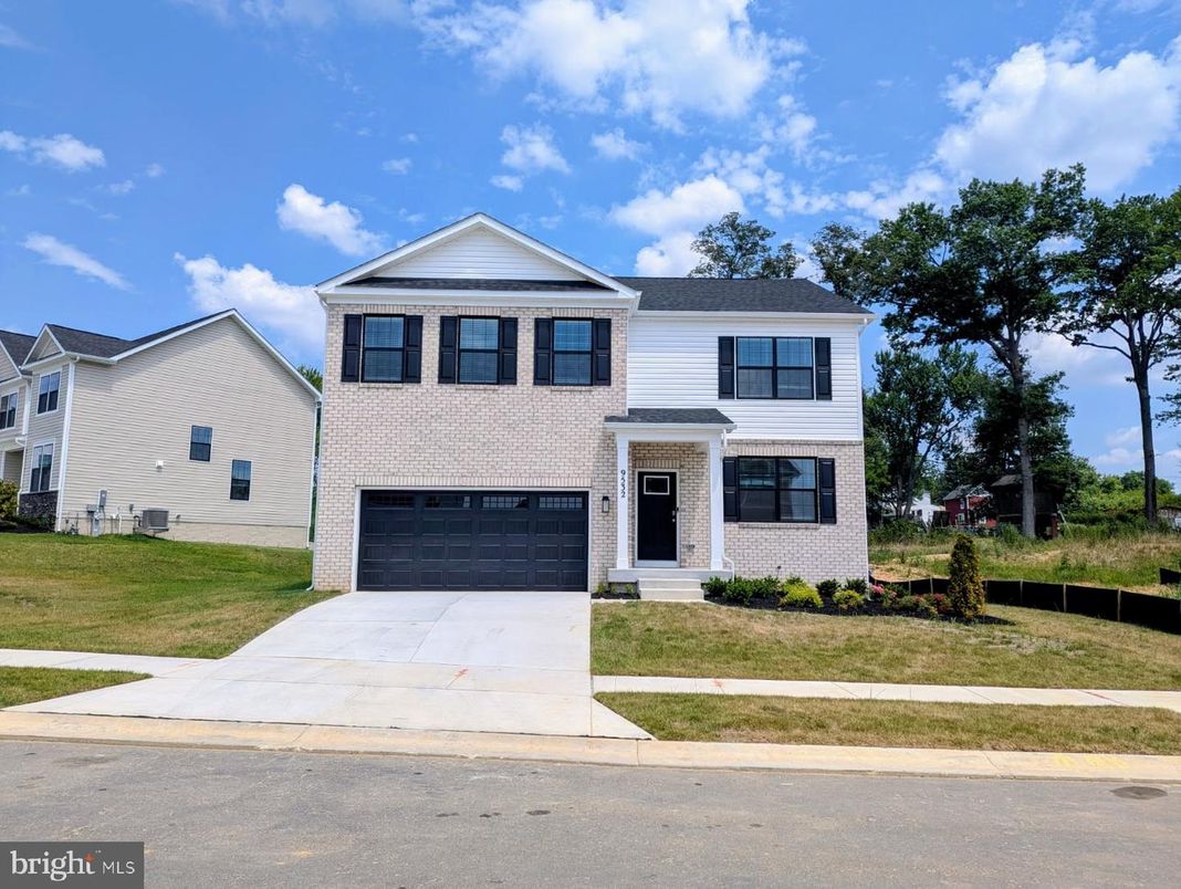 Attached, Exterior, Facade, Brick Facade, Raised Ranch