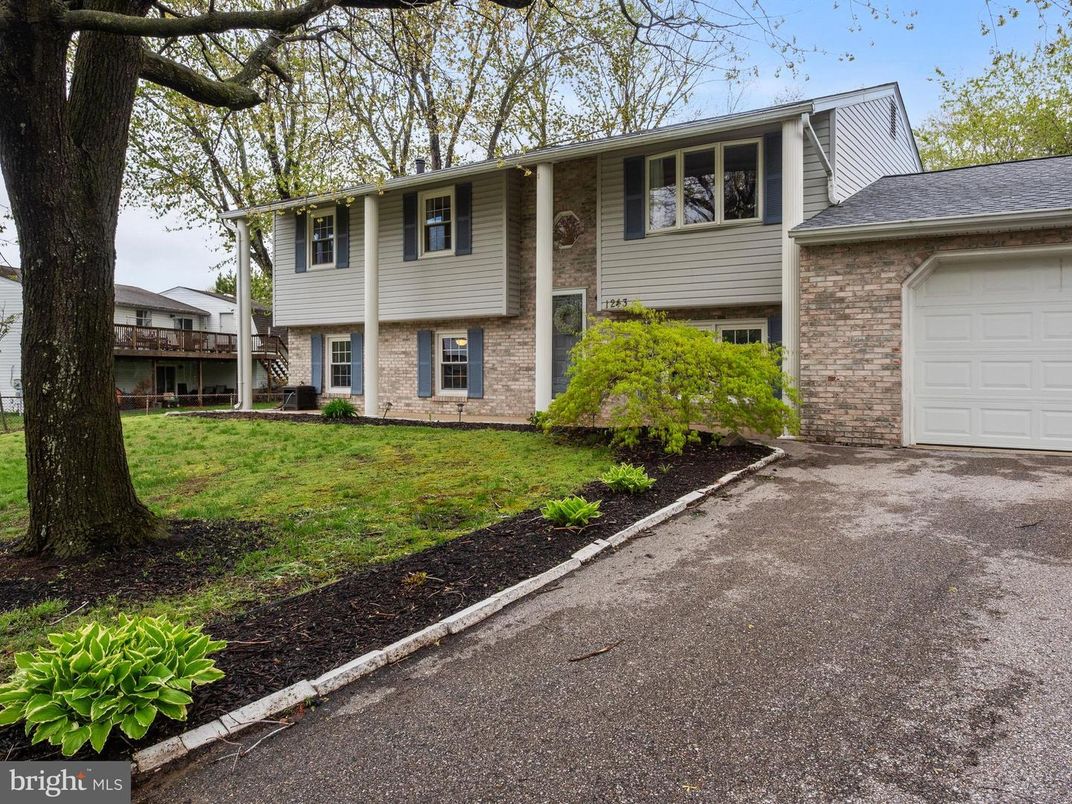 Attached, Exterior, Facade, Brick Facade, Raised Ranch
