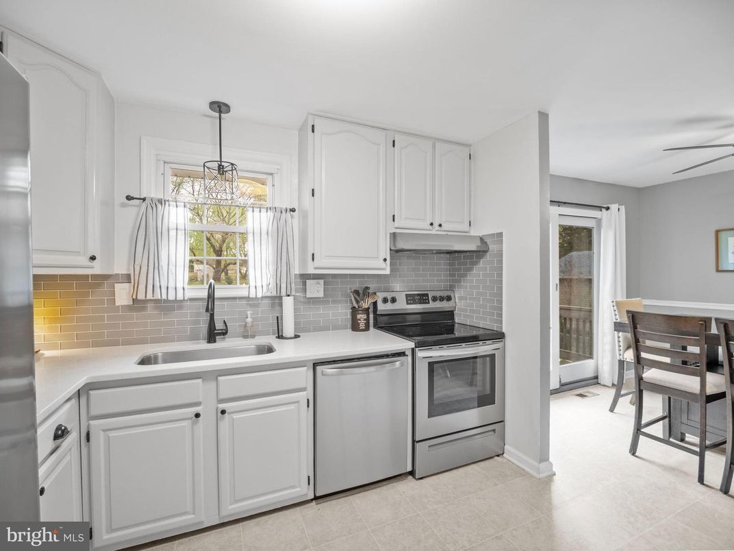 Dining room, Interior, Kitchen, Pendant Lights, Stainless Steel Appliances