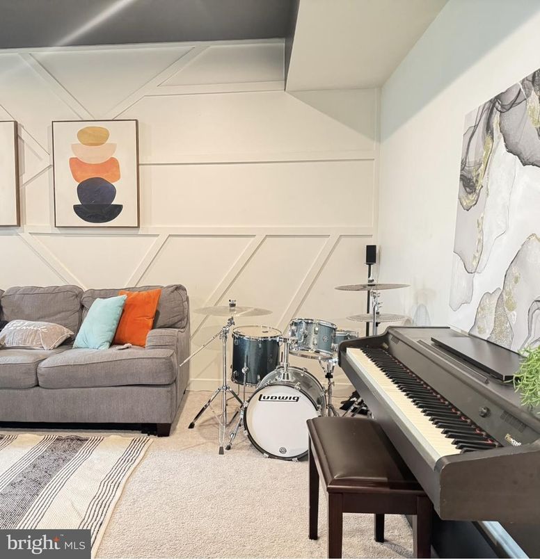 Interior, Piano