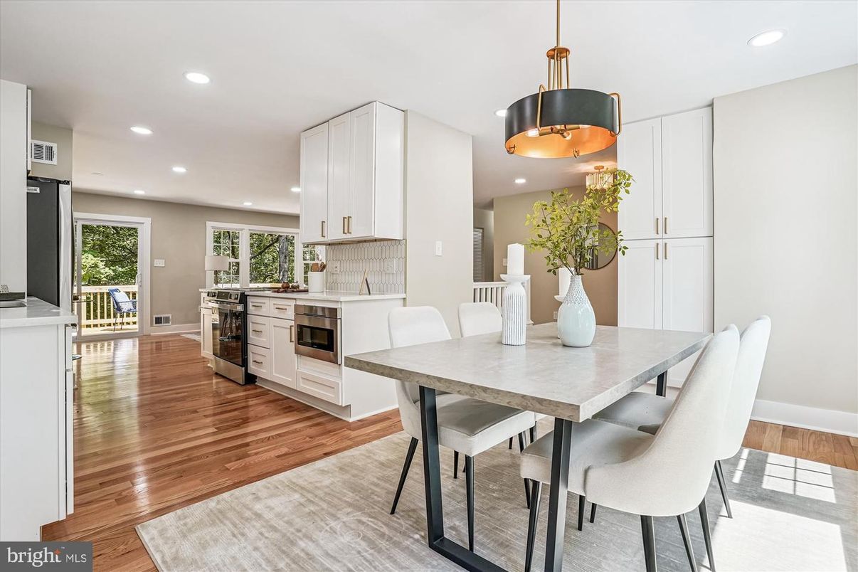 Dining room, Interior, Kitchen, Pendant Lights, Recessed Lighting, Wood Texture Flooring
