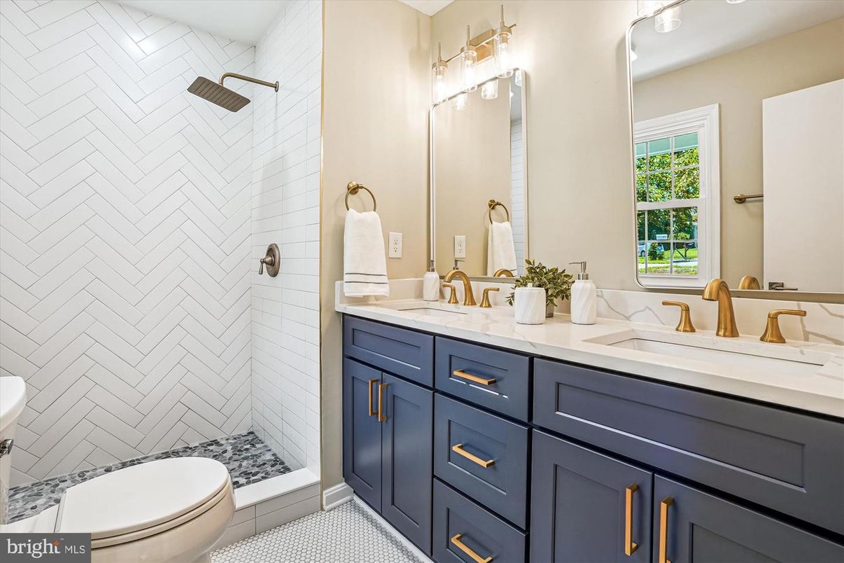 Bathroom, Dual Sink Vanities, Interior