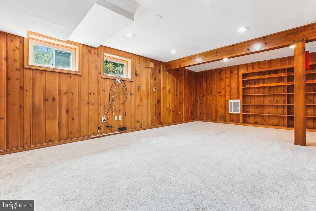 Empty room, Interior, Recessed Lighting, Wooden Beams, Wooden Walls