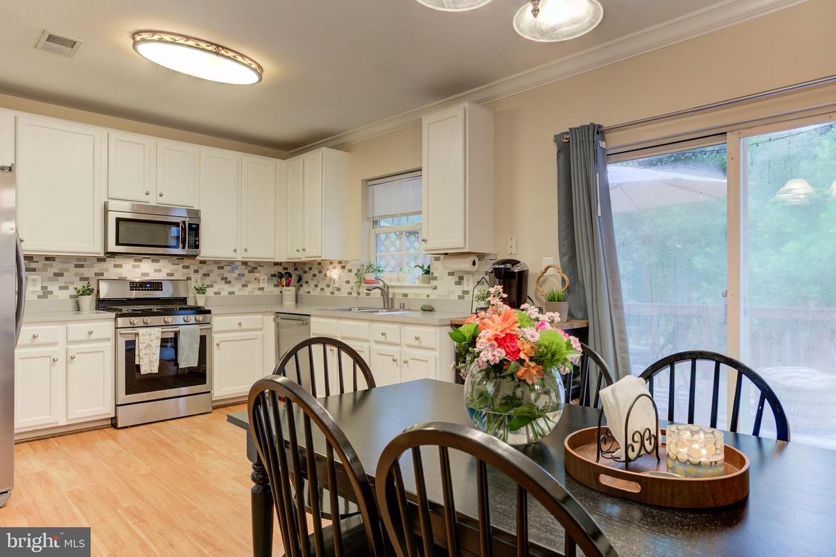 Dining room, Interior, Kitchen, Stainless Steel Appliances, Wood Texture Flooring