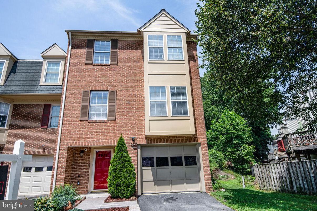 Attached, Exterior, Facade, Brick Facade, Rowhouse