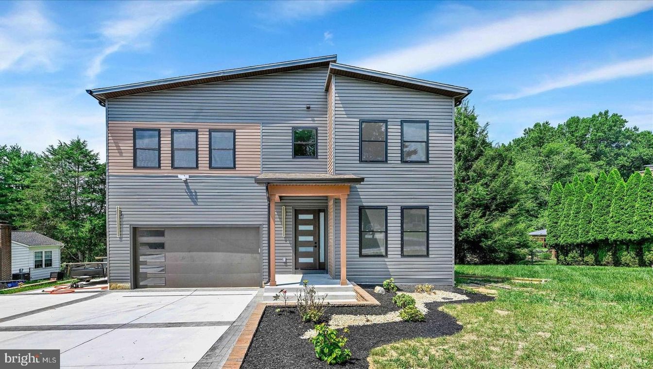 Attached, Exterior, Facade, Modern