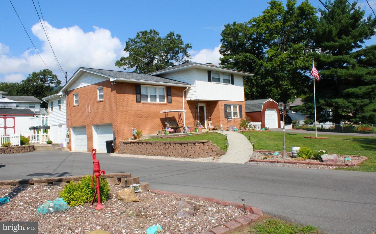 Attached, Exterior, Facade, Brick Facade, Raised Ranch