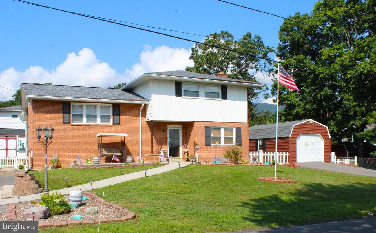 Backyard, Detached Garage, Exterior, Facade, Brick Facade, Split Level