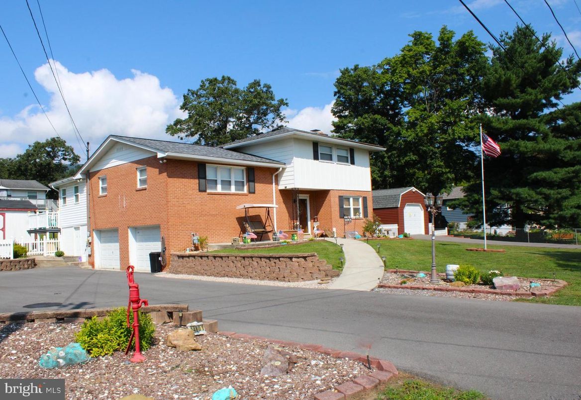 Attached, Exterior, Facade, Brick Facade, Raised Ranch