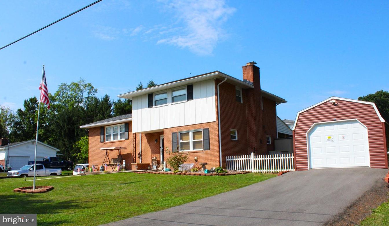 Attached, Detached Garage, Exterior, Facade, Brick Facade, Split Level