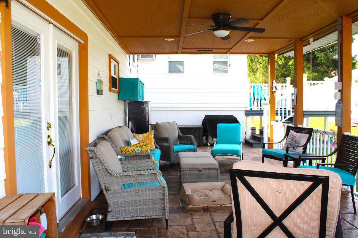 Exterior, Living room