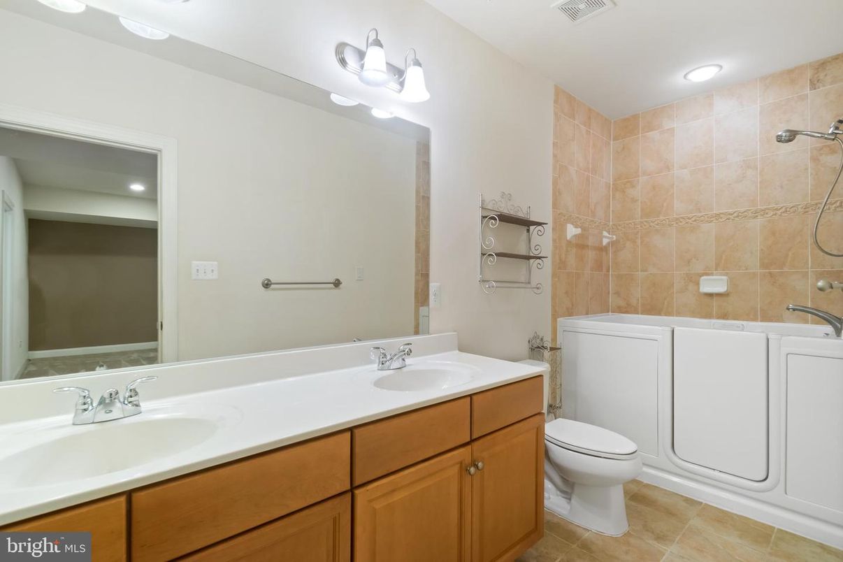 Bathroom, Dual Sink Vanities, Interior, Recessed Lighting