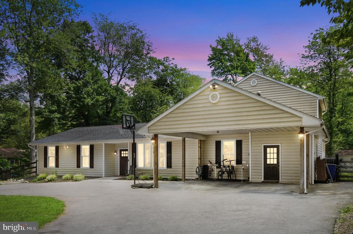 Exterior, Facade, Ranch