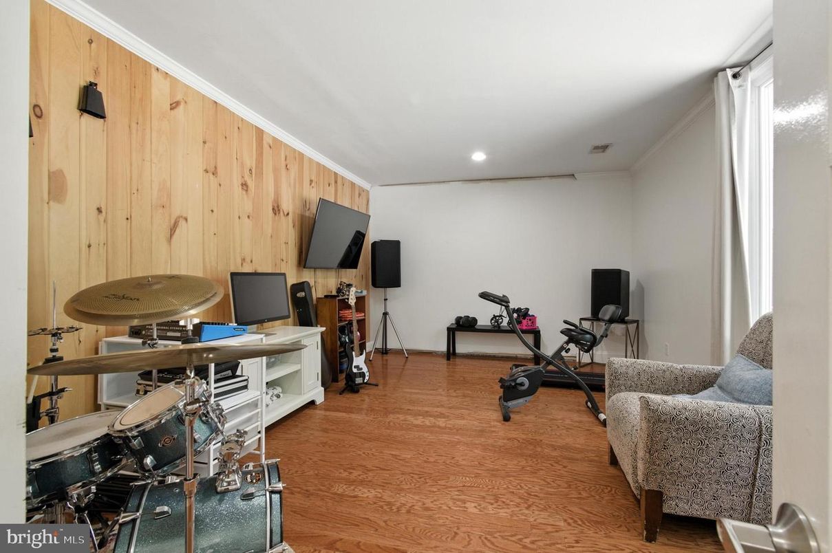 Fitness Equipment, Interior, Recessed Lighting, Wood Texture Flooring