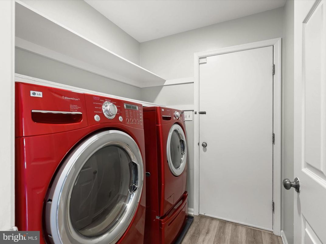 Interior, Washer, Wood Texture Flooring