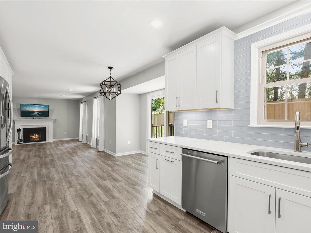 Fireplace, Interior, Kitchen, Pendant Lights, Recessed Lighting, Wood Texture Flooring