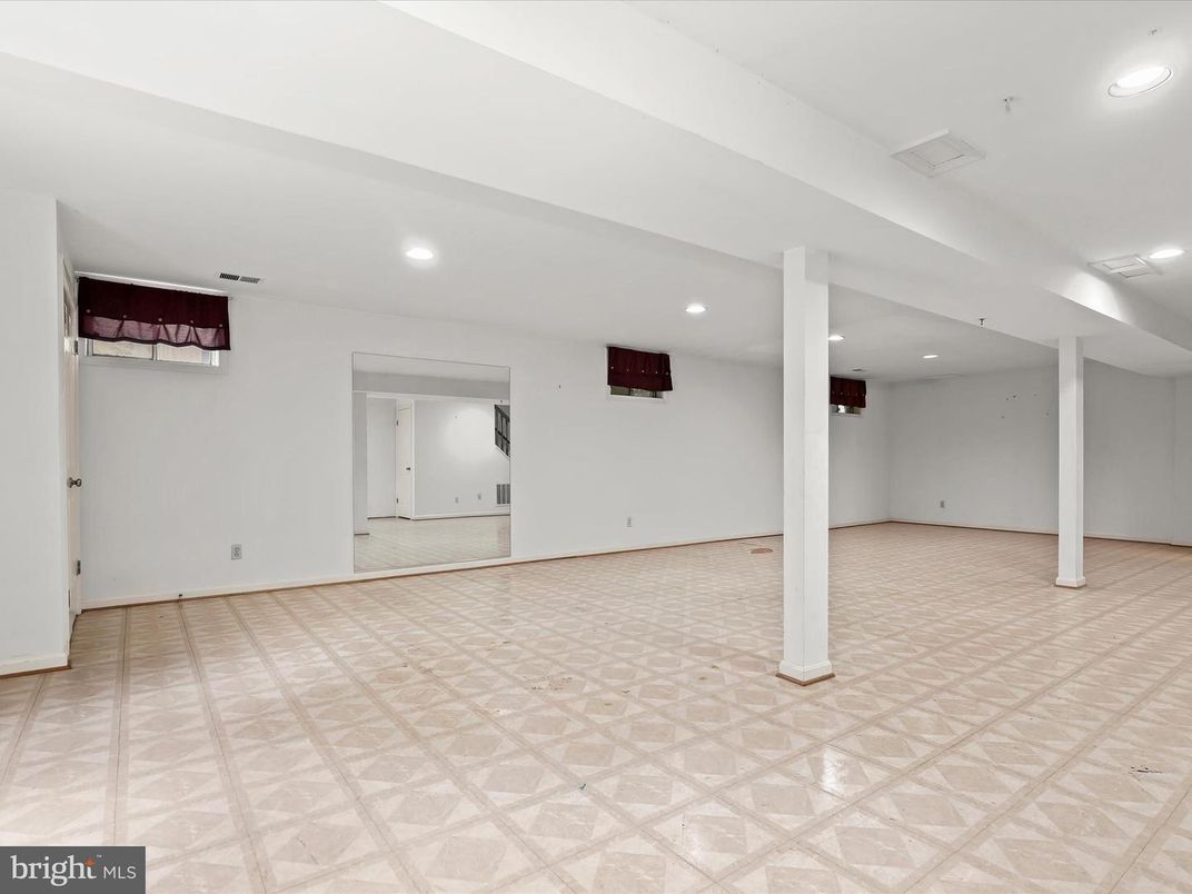 Empty room, Interior, Recessed Lighting