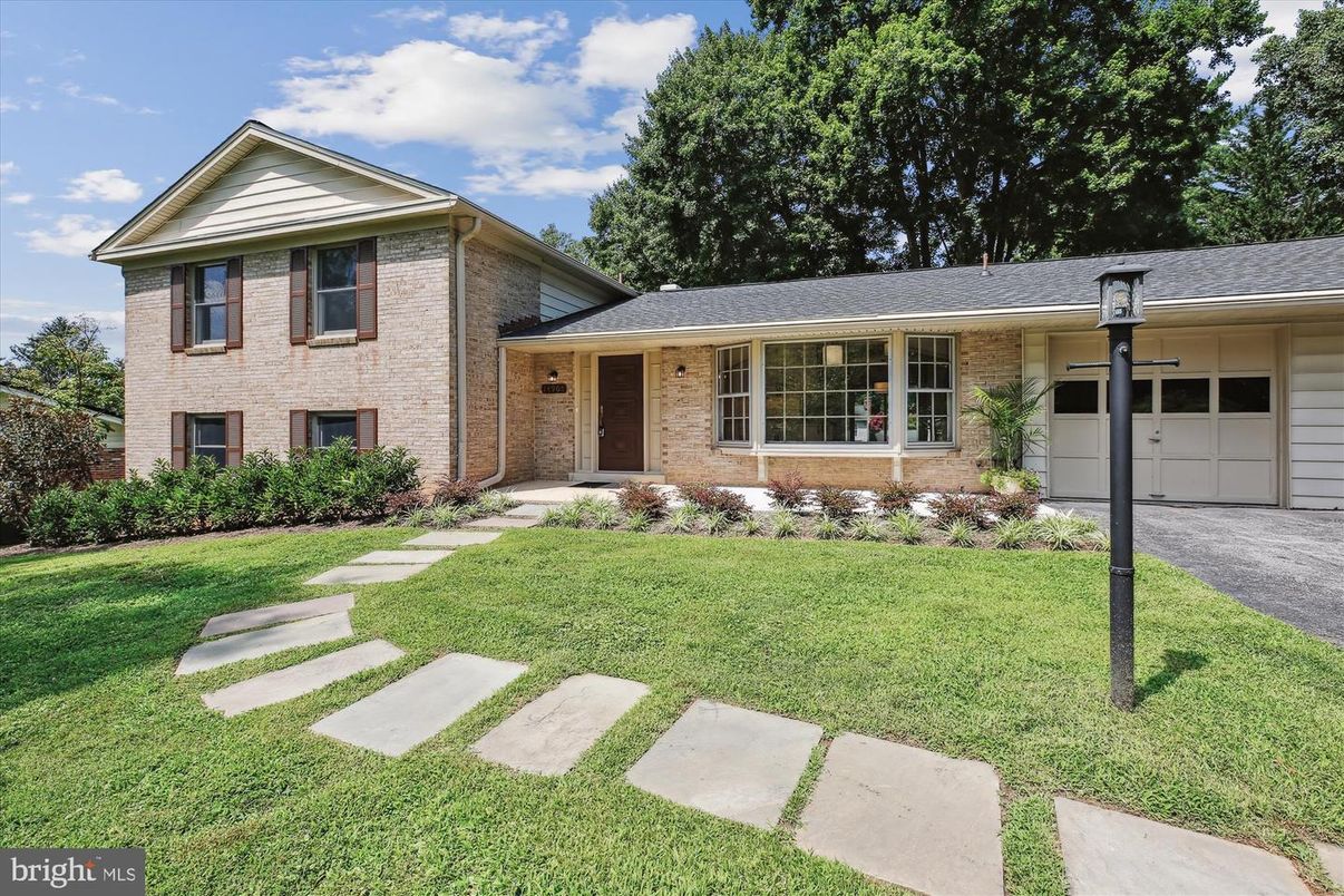 Attached, Exterior, Facade, Brick Facade, Ranch