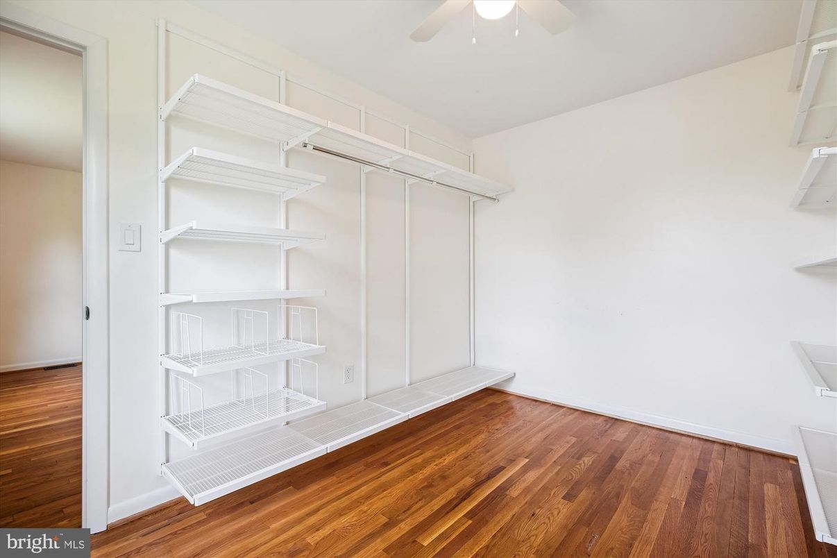 Interior, Walk-in Closets, Wood Texture Flooring