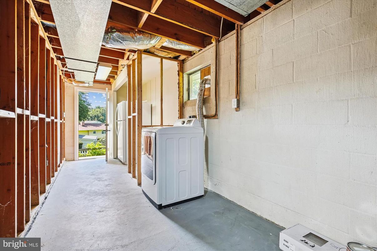 Interior, Washer, Wooden Beams