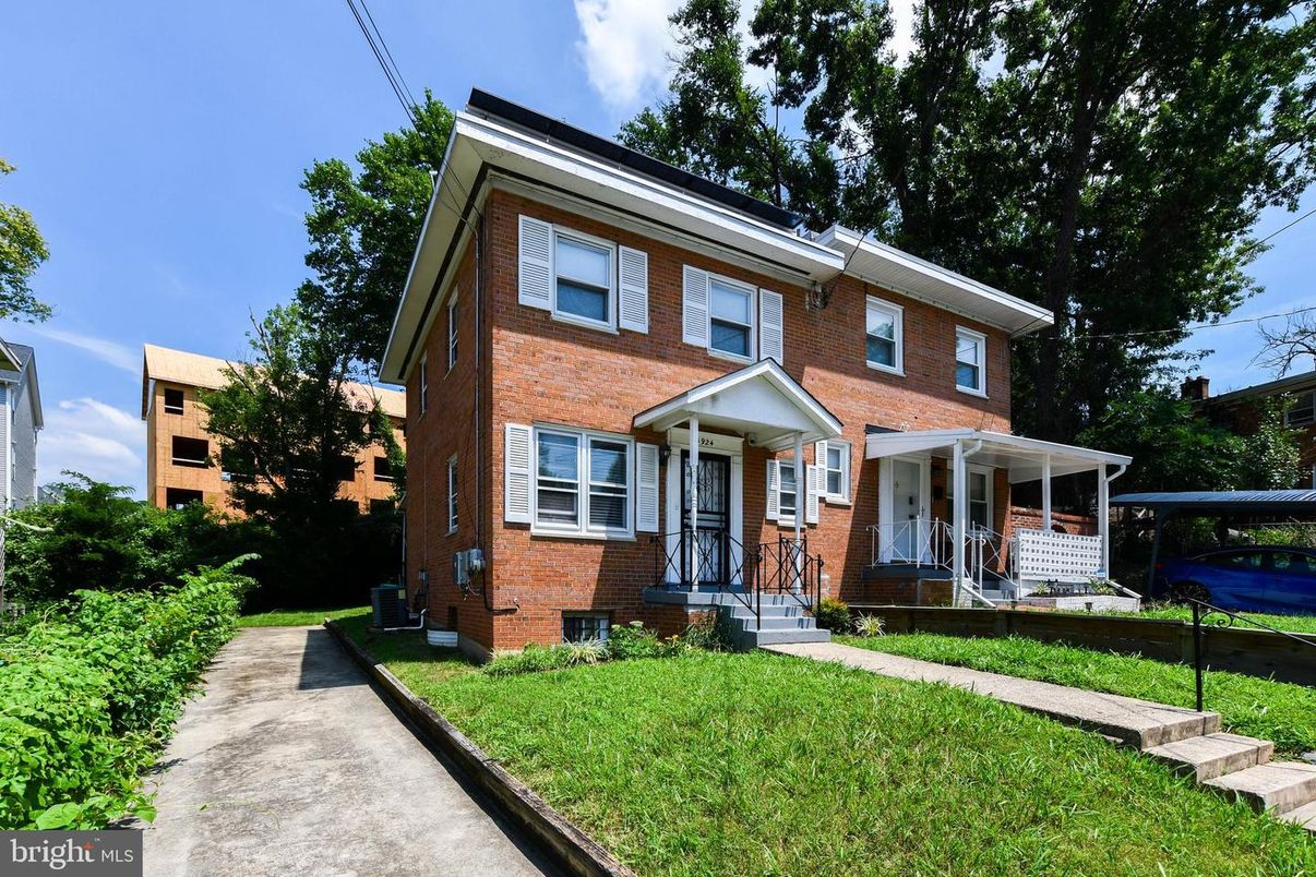 Exterior, Facade, Brick Facade, Georgian