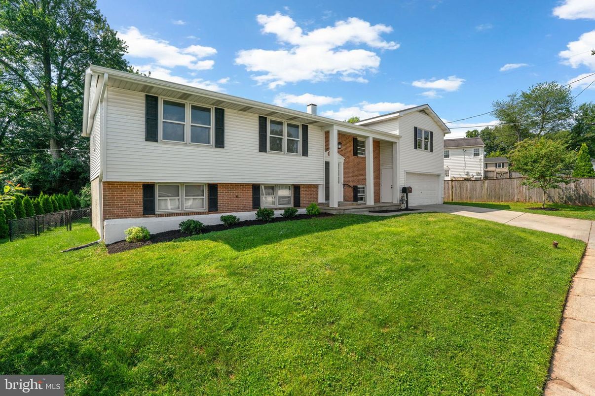 Attached, Exterior, Facade, Brick Facade, Raised Ranch