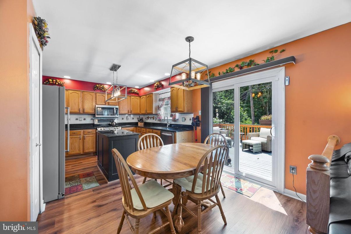 Dining room, Interior, Kitchen, Pendant Lights, Recessed Lighting, Stainless Steel Appliances, Wood Texture Flooring