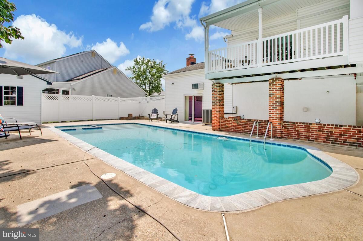 Exterior, Pool
