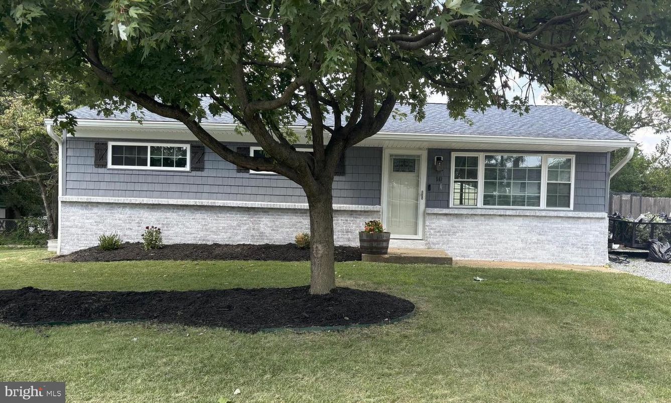 Exterior, Facade, Ranch