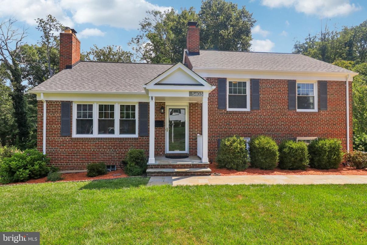 Exterior, Facade, Brick Facade, Cape Cod