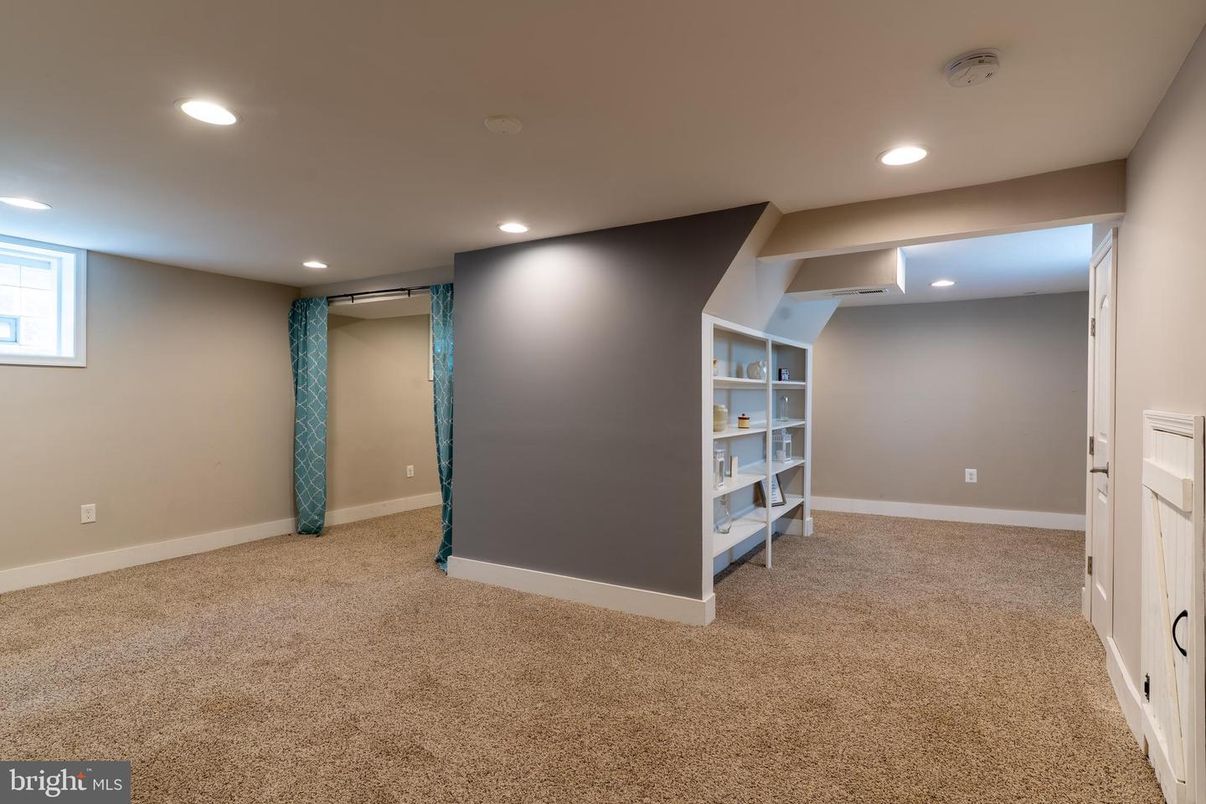Empty room, Interior, Recessed Lighting