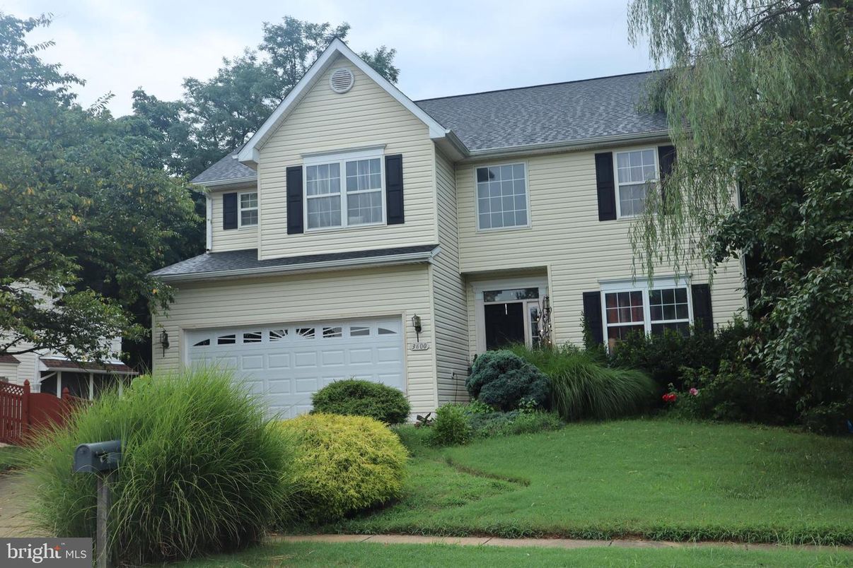 Attached, Exterior, Facade, Farmhouse