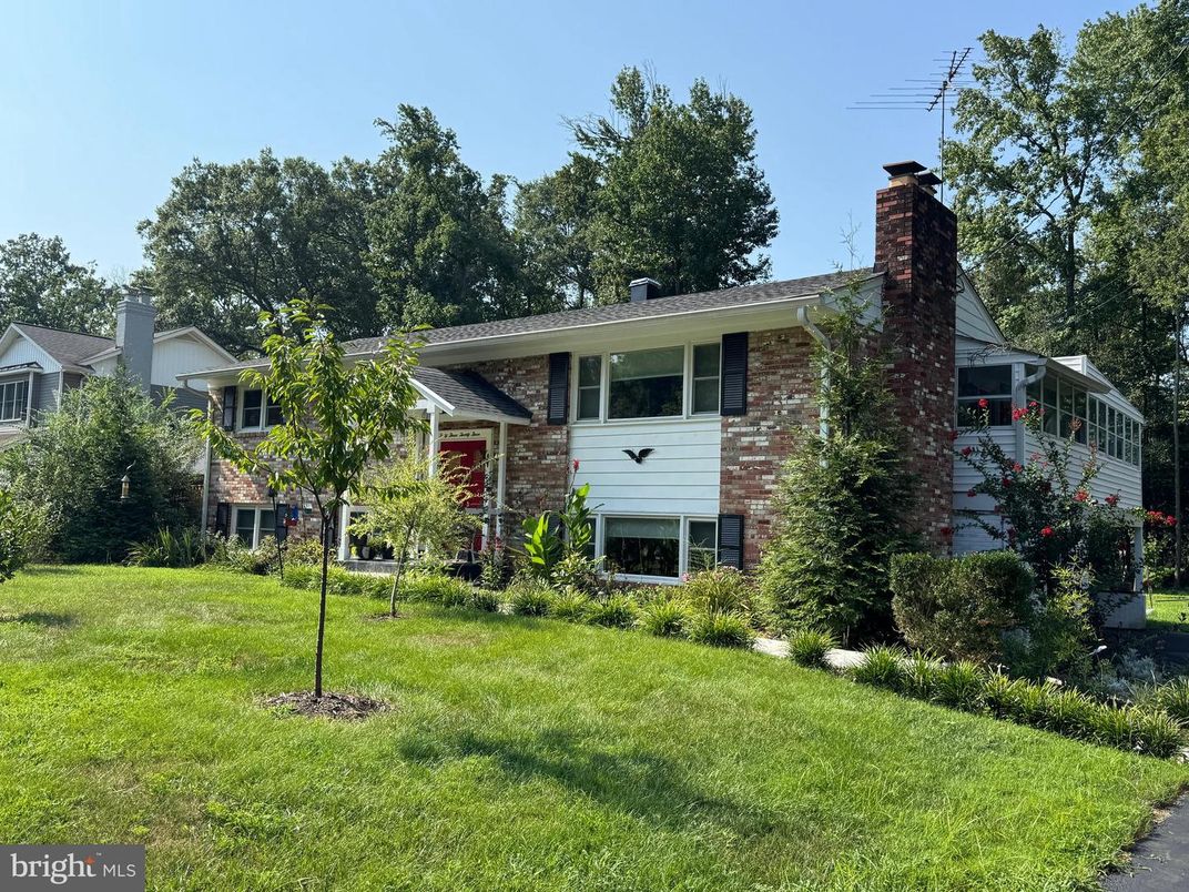 Backyard, Exterior, Facade, Brick Facade, Raised Ranch