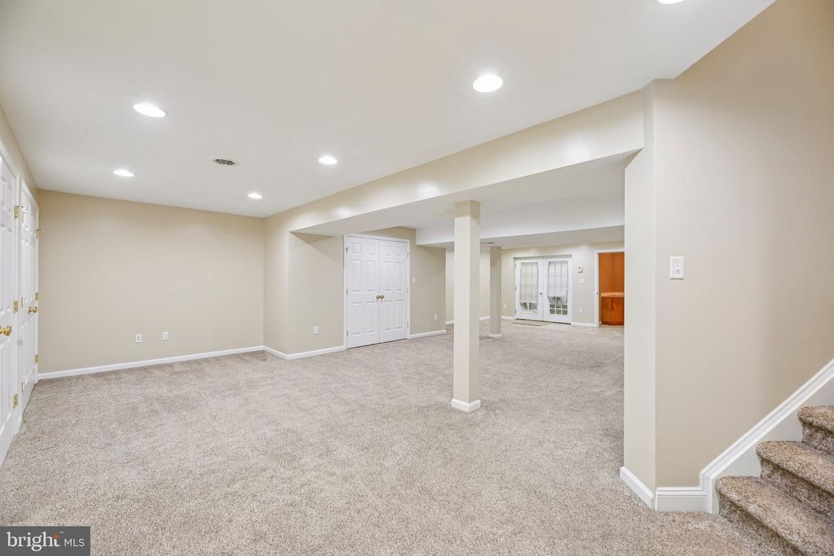 Empty room, Interior, Recessed Lighting