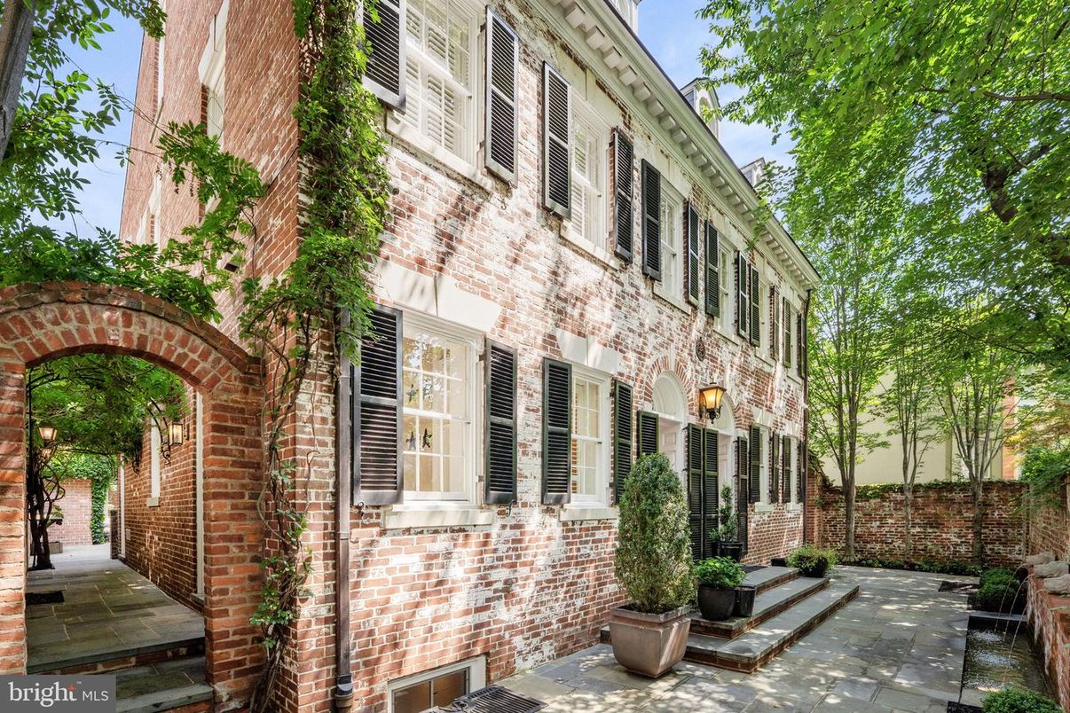Exterior, Facade, Brick Facade, Rowhouse