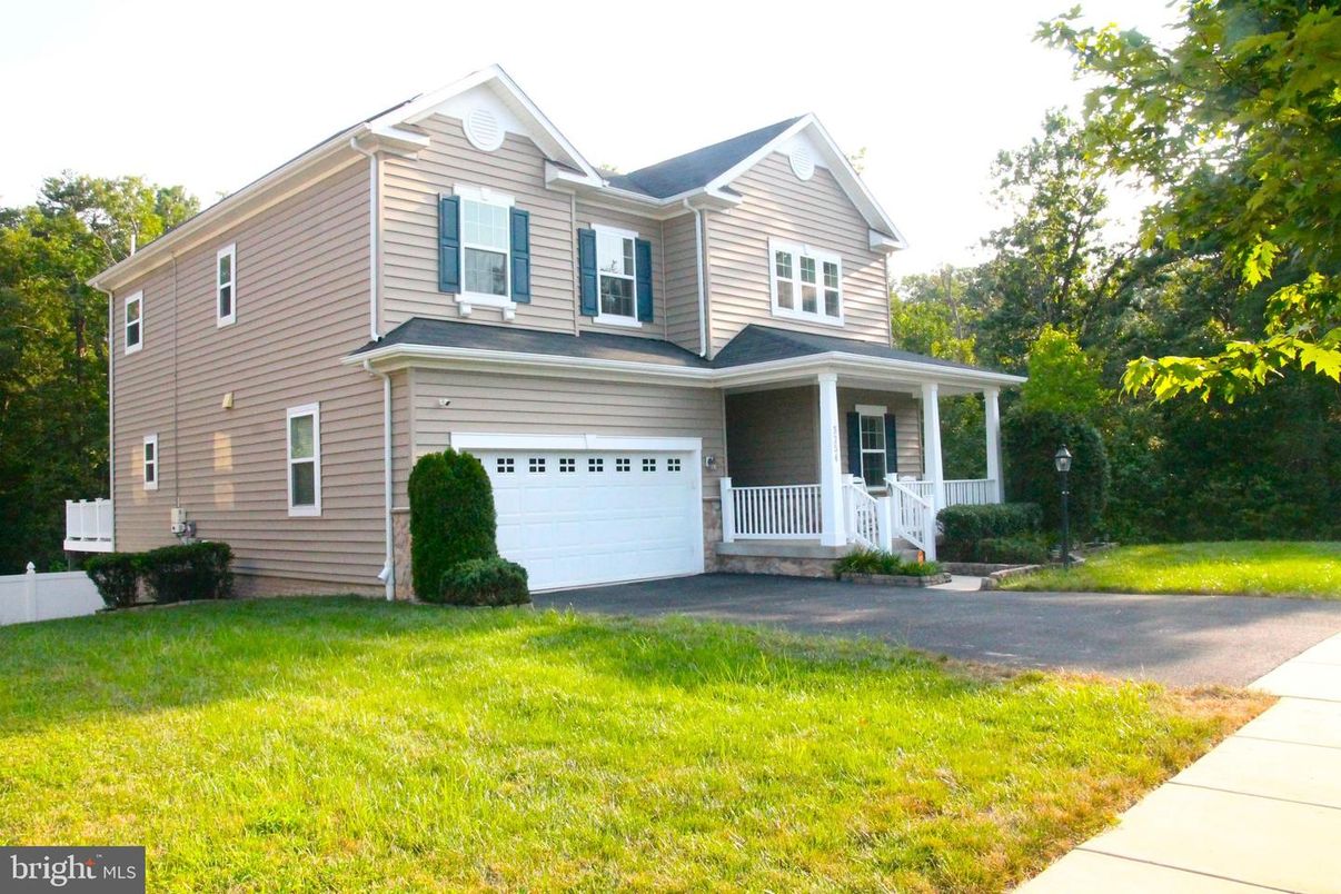 Attached, Exterior, Facade, Farmhouse