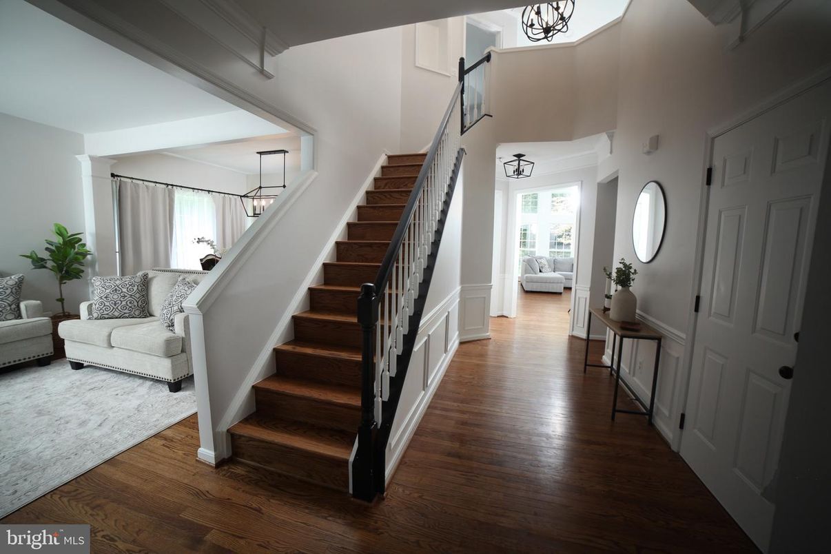 Interior, Pendant Lights, Wood Texture Flooring