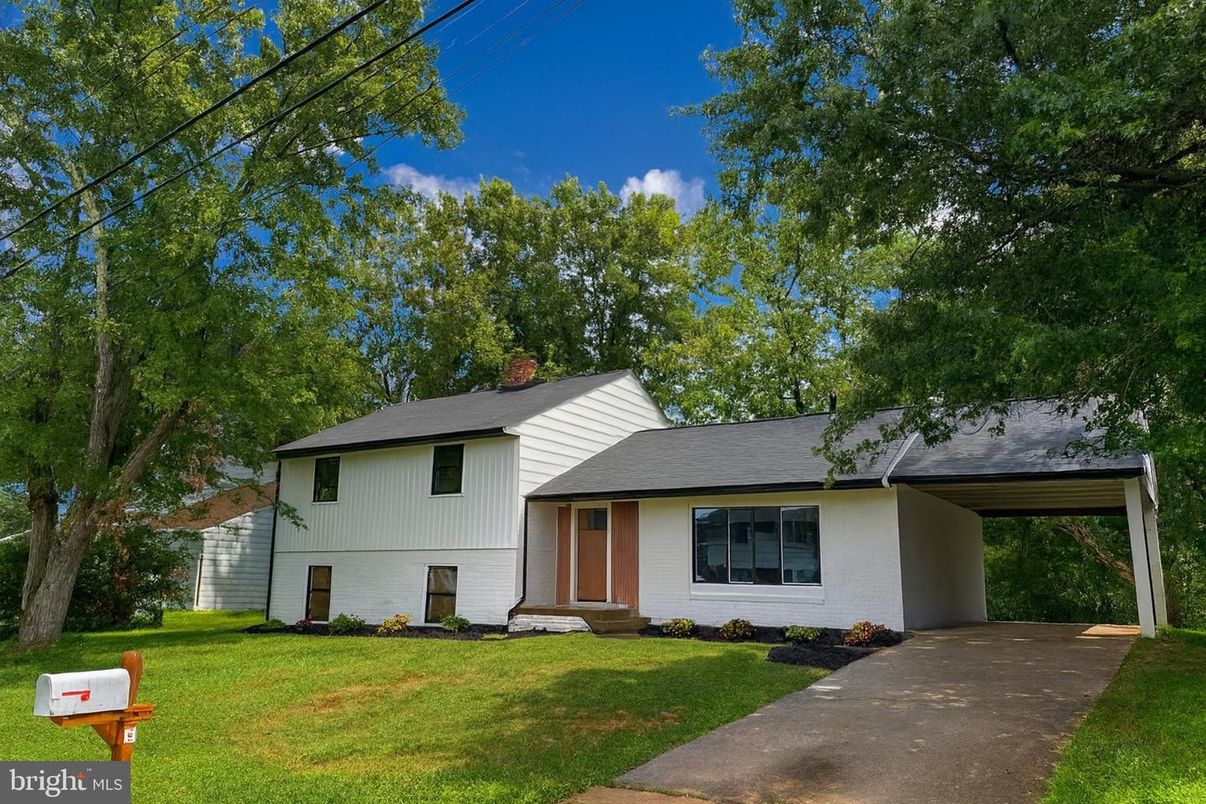 Backyard, Exterior, Facade, Split Level