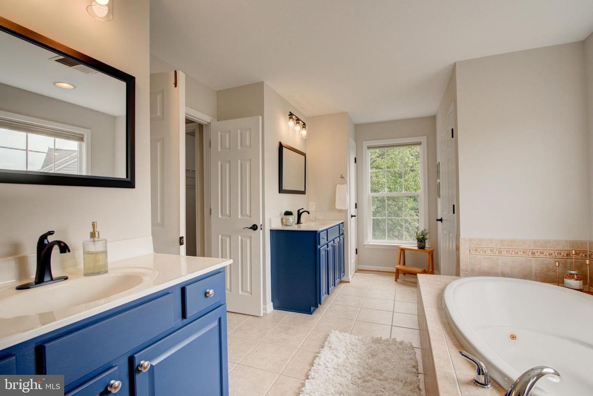 Bathroom, Dual Sink Vanities, Interior, Recessed Lighting