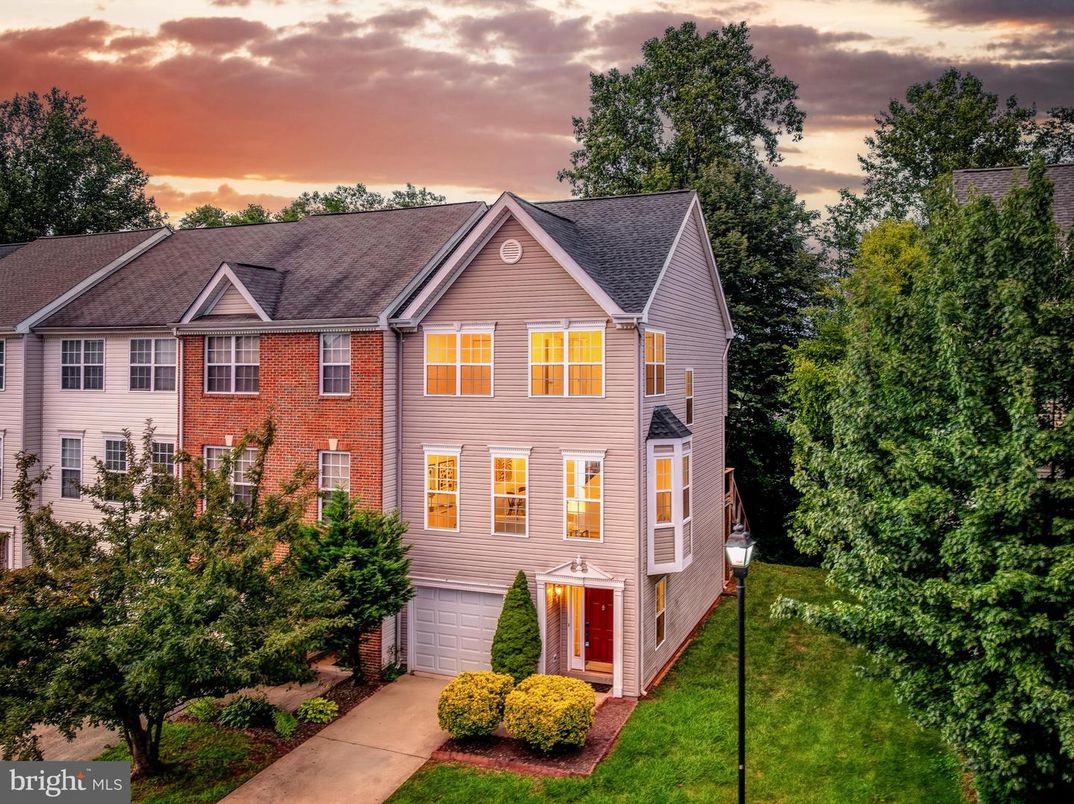 Attached, Exterior, Facade, Brick Facade, Georgian