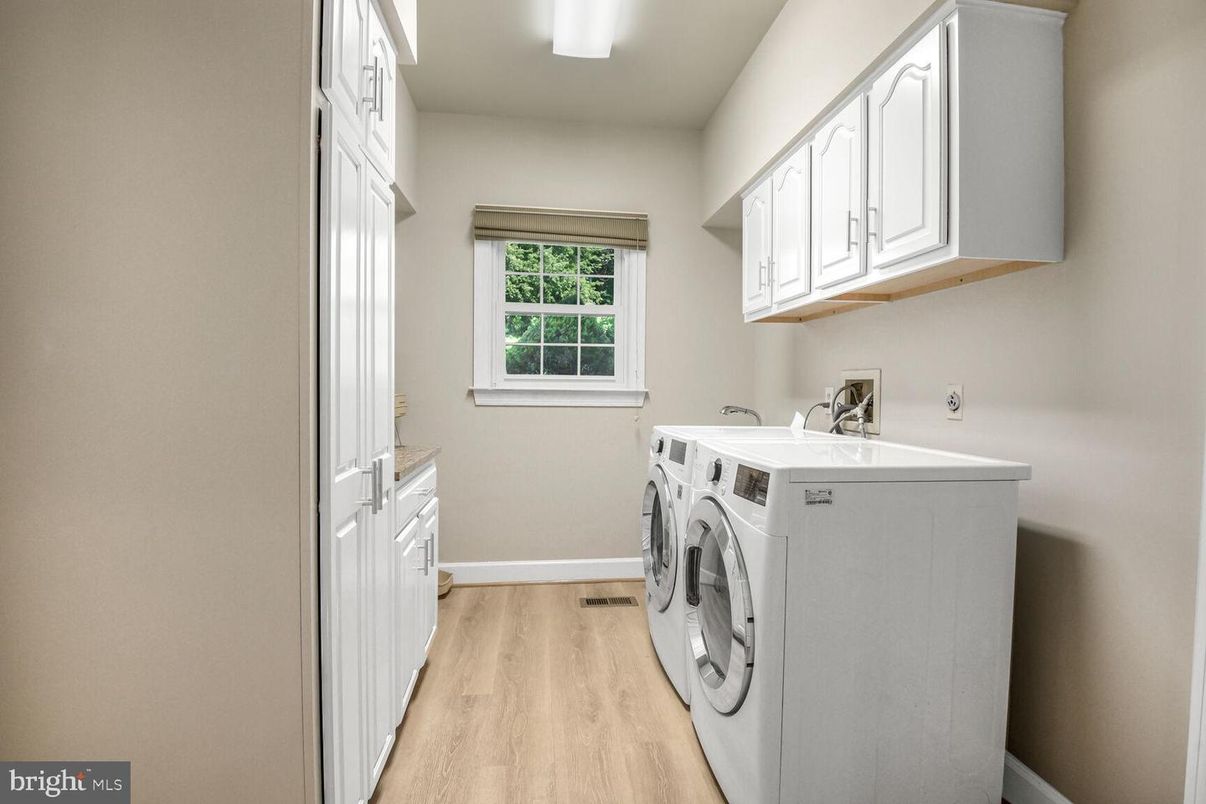 Interior, Washer, Wood Texture Flooring